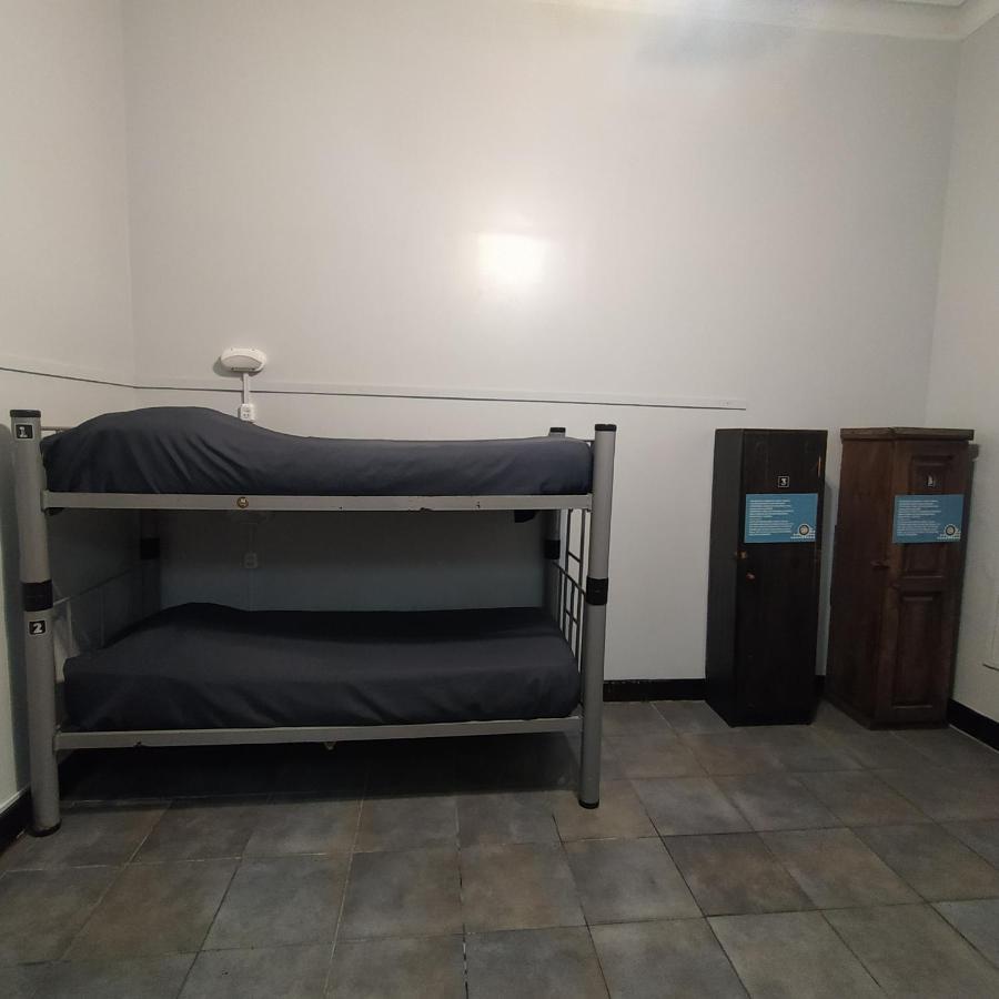 Cama en habitación femenina compartida de 4 camas